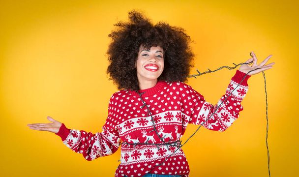 όμορφη γυναίκα στη χριστουγεννιάτικη διακόσμηση χριστουγεννιάτικο δέντρο - Φωτογραφία, εικόνα