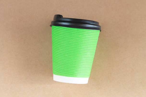 Taza de papel verde desechable única con vista superior de la tapa - Foto, Imagen