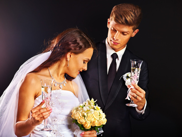 Couple de mariage buvant champagne
. - Photo, image
