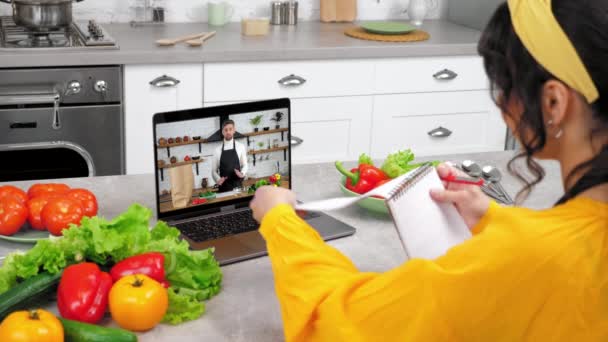 Man chef élelmiszer blogger laptop képernyőn köszönti azt mondja, háziasszony - Felvétel, videó