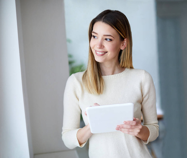 jeune fille femme tablette souriant décontracté portrait ordinateur belle entreprise heureuse bureau femme d'affaires - Photo, image