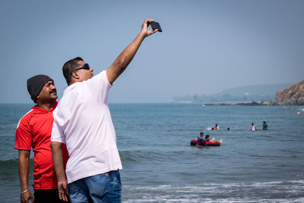 North Goa, India - January 14, 2017: Selfie on the Indian Ocean - Foto, immagini