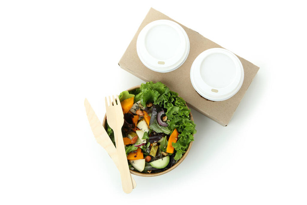 Гарбузовий салат і кава в одноразовому посуді ізольовані на білому тлі
 - Фото, зображення