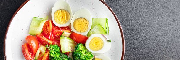 buddha tál friss saláta főtt tojás, brokkoli, paradicsom, uborka, zöldségliszt snack az asztalon másolás tér élelmiszer háttér rusztikus keto vagy paleo diéta vegán vagy vegetáriánus étel nincs hús - Fotó, kép