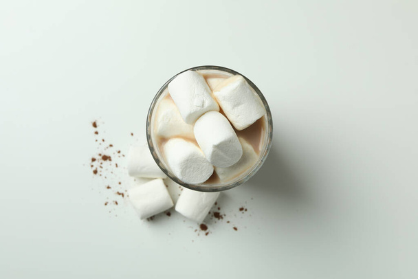 kakao marshmallows beyaz zemin üzerine cam ile - Fotoğraf, Görsel