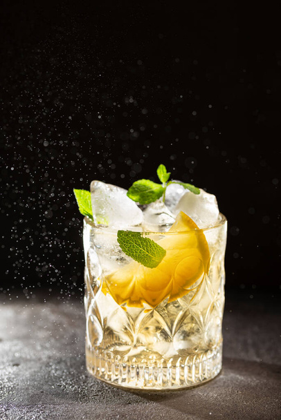 Iced lemonade with mint leaves - Foto, Imagen