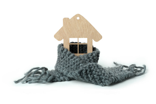 Dřevěný dům s pletenou šálu izolované na bílém pozadí. - Fotografie, Obrázek