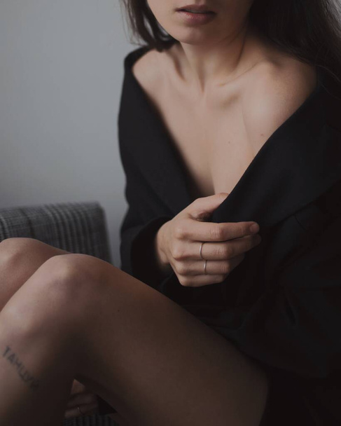 cuerpo de mujer en blazer negro - Foto, imagen
