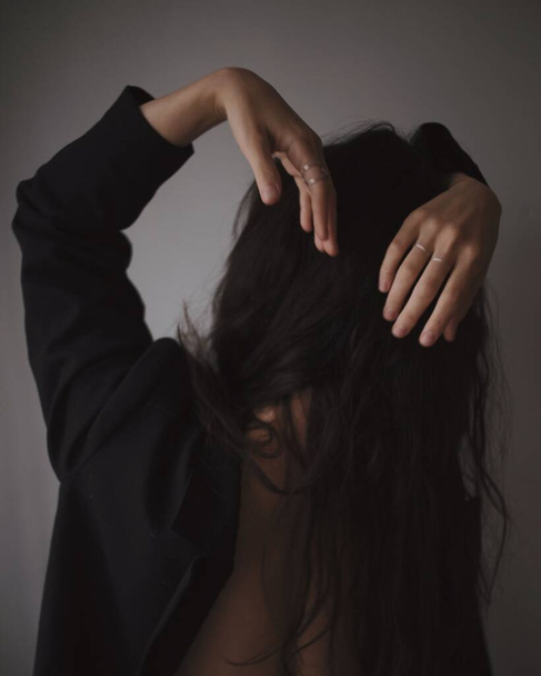 vrouw lichaam in zwart blazer - Foto, afbeelding