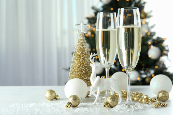 Conceito de celebração de Ano Novo com copos de champanhe . - Foto, Imagem