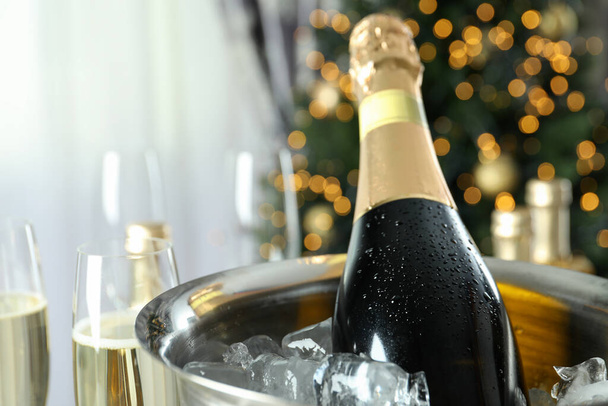 シャンパンとお正月のお祝いの概念. - 写真・画像