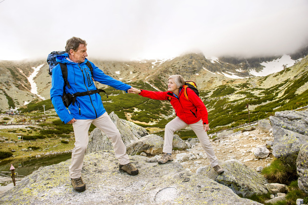 Couple hiking at mountains - Foto, immagini