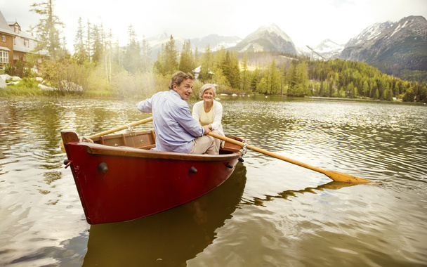 Senior couple paddling on boat - Φωτογραφία, εικόνα