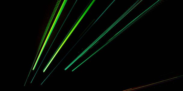 Luces de carretera nocturnas. Luces de coches en movimiento por la noche. larga exposición rojo, azul, verde - Foto, Imagen