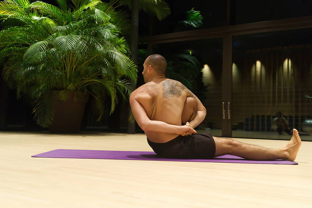 Omar Mura caucasien mâle effectue une position de yoga. - Photo, image
