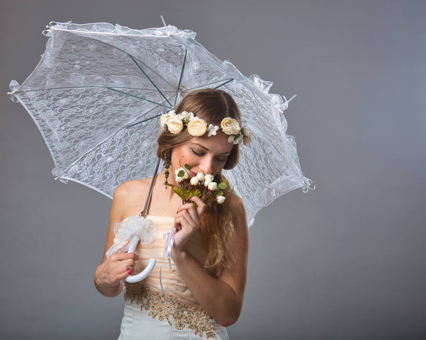 ніжна дівчина наречена в весільній сукні з зачіскою 2021
 - Фото, зображення