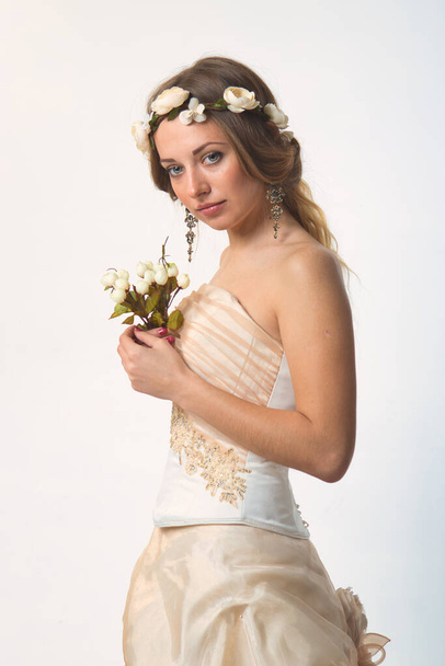 нежная девушка невеста в свадебном платье с прической 2021 года - Фото, изображение
