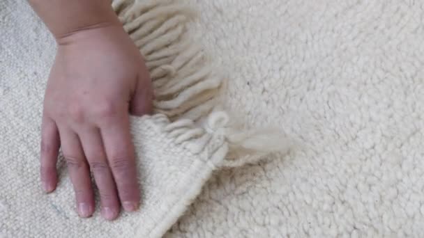 Auténtica alfombra bereber tradicional marroquí hecha a mano en estilo Beni Ourain. Marruecos decoración del hogar, textura material de fondo. - Metraje, vídeo