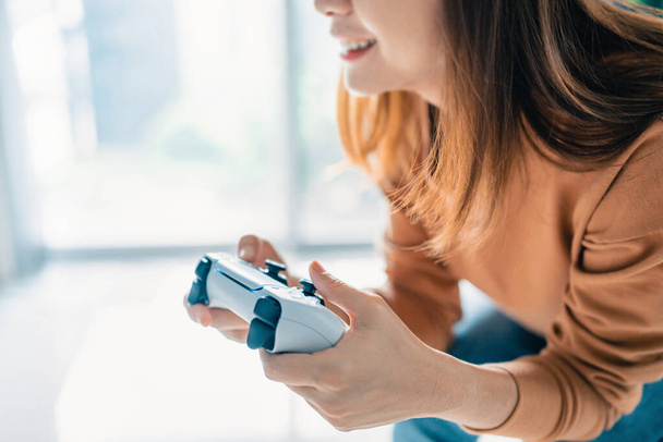 Closeup Mão de mulher jogando um computador jogos com joystick, espaço de cópia. - Foto, Imagem