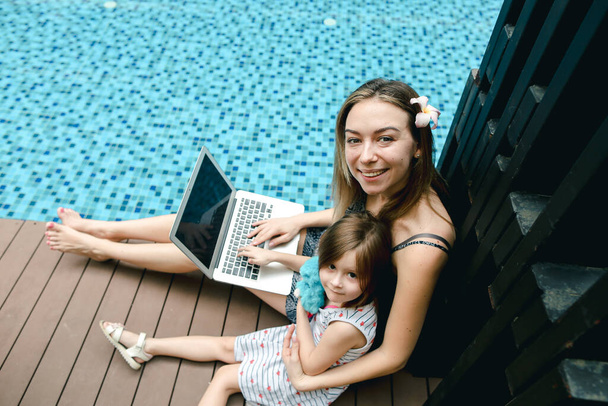 Close-up de mãe feminina, filha e laptop no fundo de
 - Foto, Imagem
