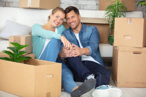 happy couple unpacking boxes and moving into a new home - Foto, Imagem