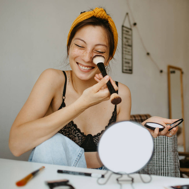 привлекательная женщина делает макияж дома и весело - Фото, изображение
