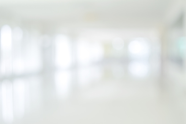 pasillo vacío pasillo de la moderna sala de edificio de oficinas blancas con puerta de entrada de vidrio fondo borroso negocio, pasillo en una habitación luminosa, roo hospital - Foto, Imagen