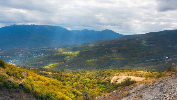 Vista da aldeia de Luchistoe das montanhas Demerdzhi. - Foto, Imagem