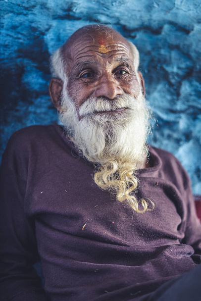 Πορτραίτο ενός γέρου Ινδού, γέρου με ρυτίδες στο πρόσωπό του χαμογελώντας στην κάμερα. - Φωτογραφία, εικόνα