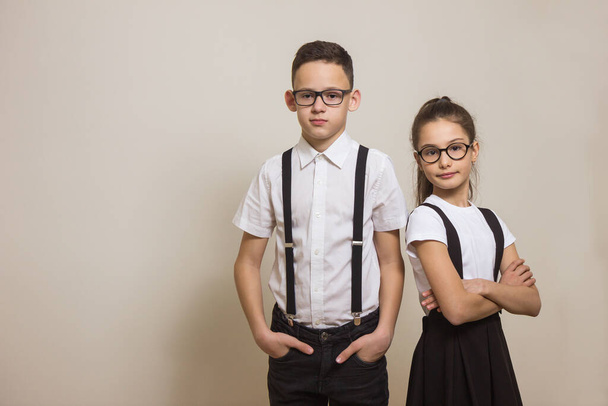 Twee schoolkinderen met bril - Foto, afbeelding