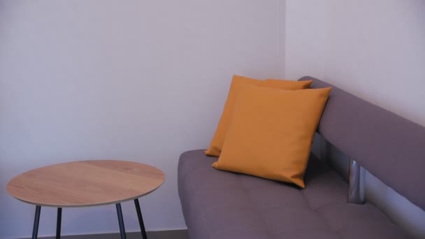 Καναπές σε άδειο δωμάτιο - Πλάνα, βίντεο