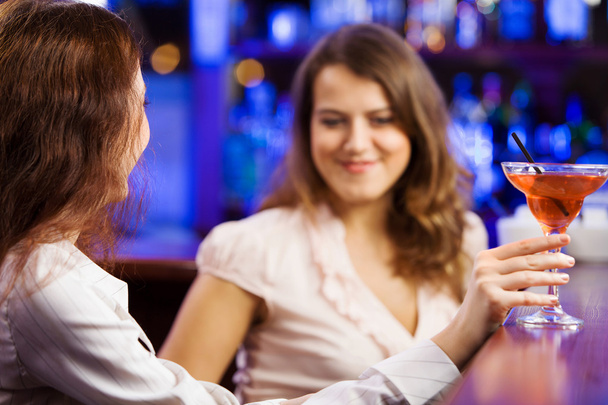 Naiset baarissa ja juomasekoitukset
 - Valokuva, kuva