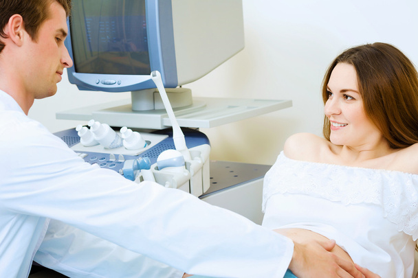 Mujer embarazada examinada por el médico
 - Foto, Imagen