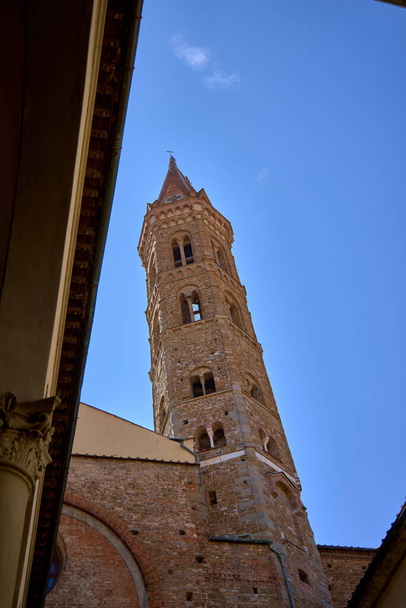 Florencie (Itálie), 8. září2021. Věž budovy v historické části města. Florencie je hlavním městem Toskánska, kolébkou renesance a jedním z nejkrásnějších měst v Itálii. - Fotografie, Obrázek