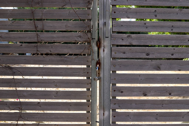 Zámek na kovovém plotě je symbolem bezpečnosti a omezení svobody. Selektivní zaměření.  - Fotografie, Obrázek