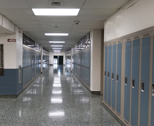Μέσα και αμερικανικό γυμνάσιο κοιτάζοντας κάτω από ένα διάδρομο με ντουλάπια. - Φωτογραφία, εικόνα