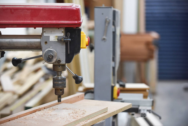 Taladradora para taladrar madera en un taller de carpintería - Foto, imagen