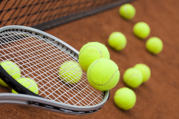 Raqueta de tenis con pelotas de tenis
 - Foto, imagen