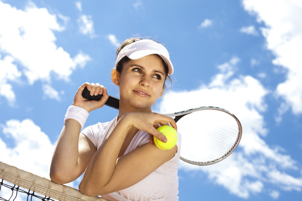 Chica descansa en una red de tenis
 - Foto, imagen