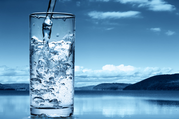 Verter agua en un vaso - Foto, imagen
