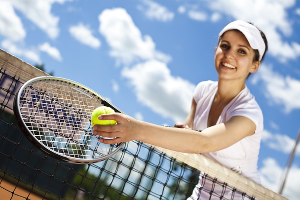 女の子のテニスのネットにかかっています。 - 写真・画像