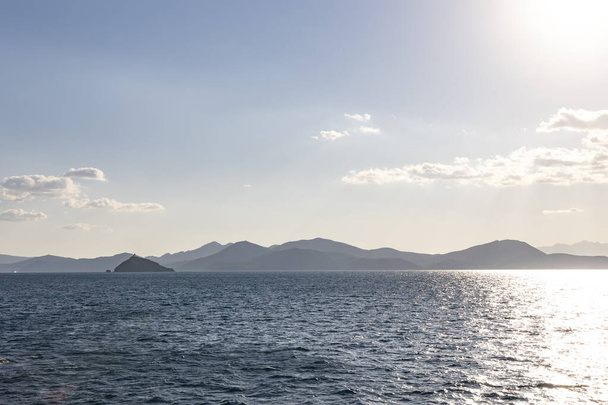 Widok na północno-zachodni brzeg wyspy Elba w Toskanii od strony morza - Zdjęcie, obraz