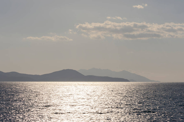 Вид на северо-западный берег острова Эльба в Тоскане со стороны моря - Фото, изображение