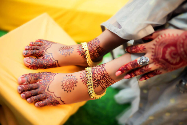 Indian bride showing mehndi design at wedding celebration - Foto, imagen