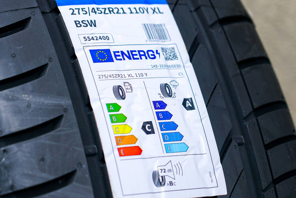 nuevo etiquetado de neumáticos de la UE a partir de mayo de 2021 con información sobre el nivel de ruido, la distancia de frenado en carretera mojada y la eficiencia del combustible - Foto, Imagen