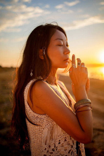 Bohemian elegantní cikánský šťastný volný asijské žena s manikúrou na ruce šperky doplňky a bílé šaty. Boho detail zavřít při západu slunce. - Fotografie, Obrázek