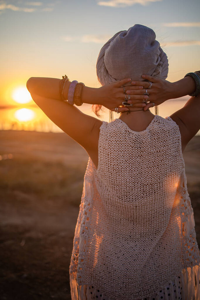 Czeski szykowny Cygan szczęśliwy wolna azjatycka kobieta z manicure noszenia biżuteria ręce akcesoria i biała sukienka. Boho szczegół zbliżenie na zachód słońca. - Zdjęcie, obraz