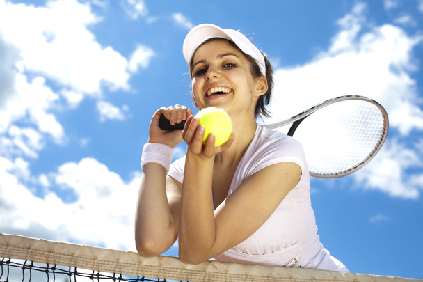 lány nyugszik a tenisz háló - Fotó, kép