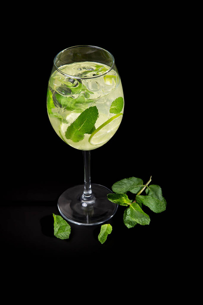 Aperitif is a refreshing cocktail of lemonade made from citrus slices. Soft drink with syrup and soda and ice cubes. - Foto, immagini