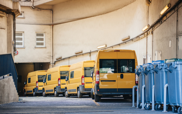 Camionnettes de livraison jaune distribution camions
 - Photo, image